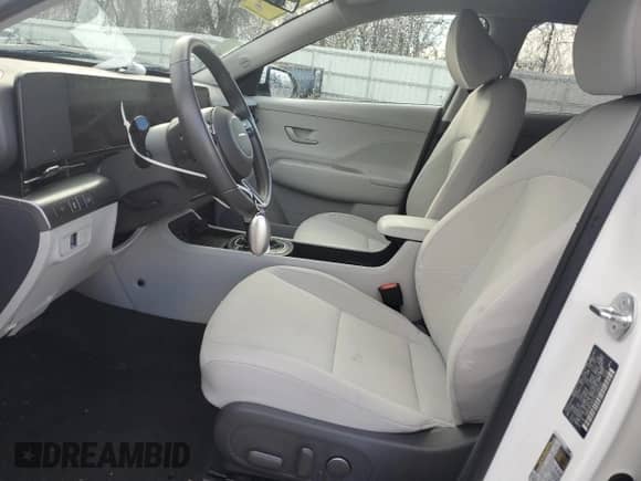 2024 Hyundai Kona SEL с VIN KM8HBCAB1RU164633, выставлен на аукционе Copart как лот 81161774 с пробегом 14 850 миль миль и Чистый • Clean title. История ставок и продаж доступна на DreamBid. Изображение 7.