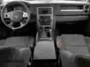 2008 Jeep Commander Sport z VIN 1J8HG48K18C153890, wystawiony jako Copart lot #53191825 z przebiegiem 208 419 mil mil oraz Czysty tytuł • Clean title. Historia ofert i sprzedaży dostępna na DreamBid. Obrazek 8.