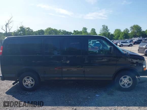 2005 Chevrolet Express Passenger z VIN 1GNFG15T751169844, wystawiony jako IAAI lot #42393893 z przebiegiem 226 673 mil mil oraz . Historia ofert i sprzedaży dostępna na DreamBid. Obrazek 13.