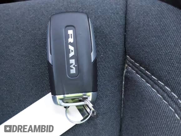 2025 Ram 1500 Big Horn z VIN 1C6RREFG9SN527515, wystawiony jako IAAI lot #41952115 z przebiegiem 8 009 mil mil oraz . Historia ofert i sprzedaży dostępna na DreamBid. Obrazek 11.