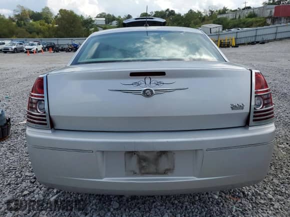 2008 Chrysler 300 Touring с VIN 2C3LA53GX8H245187, выставлен на аукционе Copart как лот 81764895 с пробегом 219 487 миль миль и Списание • Salvage title. История ставок и продаж доступна на DreamBid. Изображение 6.