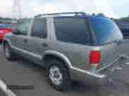 2004 Chevrolet Blazer LS z VIN 1GNDT13X44K124975, wystawiony jako IAAI lot #42881375 z przebiegiem 135 100 mil mil oraz . Historia ofert i sprzedaży dostępna na DreamBid. Obrazek 3.