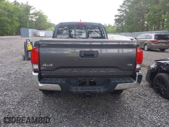 2018 Toyota Tacoma SR5 z VIN 5TFSZ5AN8JX150016, wystawiony jako IAAI lot #42427452 z przebiegiem 22 374 mil mil oraz . Historia ofert i sprzedaży dostępna na DreamBid. Obrazek 16.