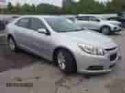 2015 Chevrolet Malibu LT z VIN 1G11C5SL7FU153582, wystawiony jako IAAI lot #43269501 z przebiegiem 131 057 mil mil oraz . Historia ofert i sprzedaży dostępna na DreamBid. Obrazek 1.