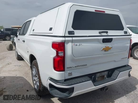 2022 Chevrolet Silverado 1500 Custom z VIN 3GCPWBEK3NG157320, wystawiony jako IAAI lot #42612177 z przebiegiem 135 668 mil mil oraz . Historia ofert i sprzedaży dostępna na DreamBid. Obrazek 3.