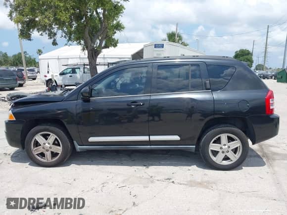 2010 Jeep Compass Sport z VIN 1J4NT1FBXAD621214, wystawiony jako IAAI lot #42227325 z przebiegiem 68 910 mil mil oraz . Historia ofert i sprzedaży dostępna na DreamBid. Obrazek 14.