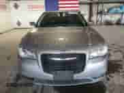 2016 Chrysler 300 C z VIN 2C3CCAKG4GH244281, wystawiony jako Copart lot #68170885 z przebiegiem 134 402 mil mil oraz Szkoda całkowita • Salvage title. Historia ofert i sprzedaży dostępna na DreamBid. Obrazek 5.