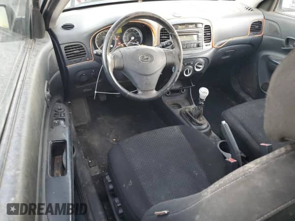 2008 Hyundai Accent SE z VIN KMHCN36C68U056462, wystawiony jako Copart lot #85930225 z przebiegiem 135 850 mil mil oraz Czysty tytuł • Clean title. Historia ofert i sprzedaży dostępna na DreamBid. Obrazek 8.