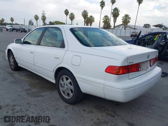 2000 Toyota Camry LE z VIN JT2BG22K7Y0406439, wystawiony jako IAAI lot #43483925 z przebiegiem 125 778 mil mil oraz . Historia ofert i sprzedaży dostępna na DreamBid. Obrazek 3.