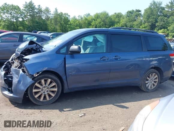 2013 Toyota Sienna LE z VIN 5TDJK3DC6DS070951, wystawiony jako IAAI lot #42468510 z przebiegiem 235 537 mil mil oraz . Historia ofert i sprzedaży dostępna na DreamBid. Obrazek 14.