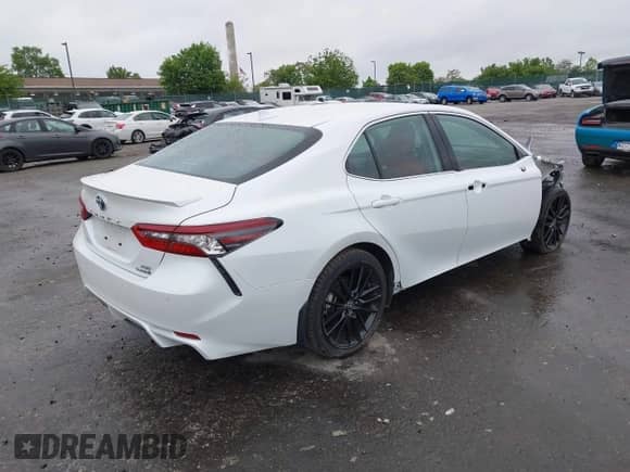 2022 Toyota Camry Hybrid XSE z VIN 4T1K31AK5NU583117, wystawiony jako IAAI lot #42204189 z przebiegiem 22 639 mil mil oraz . Historia ofert i sprzedaży dostępna na DreamBid. Obrazek 4.