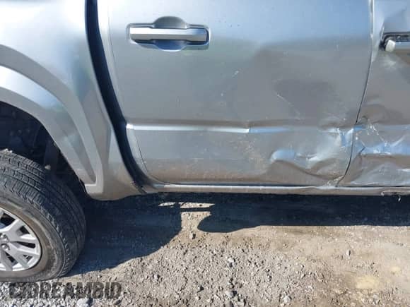 2024 Toyota Tacoma SR5 z VIN 3TYKB5FN4RT002335, wystawiony jako IAAI lot #43519965 z przebiegiem 45 897 mil mil oraz . Historia ofert i sprzedaży dostępna na DreamBid. Obrazek 18.