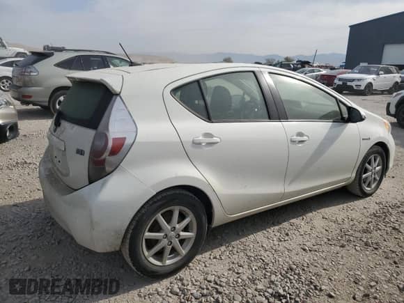 2013 Toyota Prius Two с VIN JTDKDTB33D1051272, выставлен на аукционе Copart как лот 69022805 с пробегом 177 851 миль миль и Списание • Salvage title. История ставок и продаж доступна на DreamBid. Изображение 3.