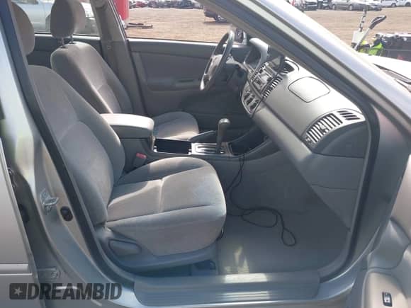 2003 Toyota Camry XLE z VIN 4T1BE32K33U738894, wystawiony jako IAAI lot #43410887 z przebiegiem 235 933 mil mil oraz . Historia ofert i sprzedaży dostępna na DreamBid. Obrazek 5.