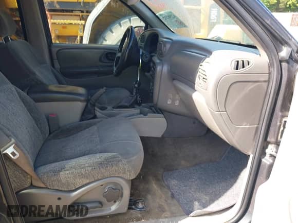 2003 Chevrolet TrailBlazer LTZ z VIN 1GNDT13S832107938, wystawiony jako IAAI lot #42208232 z przebiegiem 234 130 mil mil oraz . Historia ofert i sprzedaży dostępna na DreamBid. Obrazek 5.