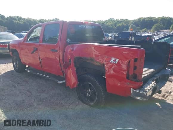 2011 Chevrolet Silverado 1500 LT z VIN 3GCPKSE33BG218147, wystawiony jako IAAI lot #43324112 z przebiegiem 83 575 mil mil oraz . Historia ofert i sprzedaży dostępna na DreamBid. Obrazek 3.