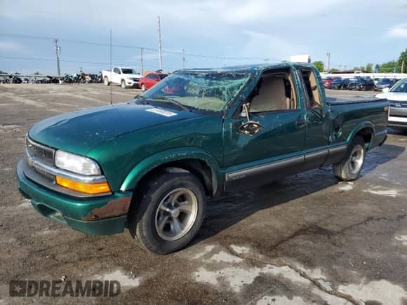 2000 Chevrolet S-10 LS with VIN 1GCCS19W0Y8194496, listed as a Copart auction lot 57460035 with Not provided miles and Salvage title. Bid and sale history available at DreamBid. Image 1.