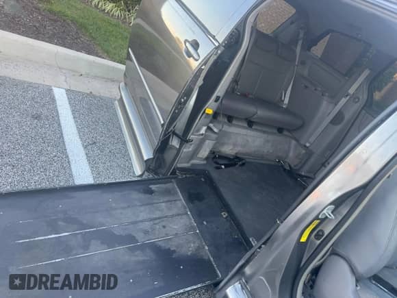 2005 Toyota Sienna XLE z VIN 5TDZA22CX5S352868, wystawiony jako Copart lot #85781415 z przebiegiem 92 051 mil mil oraz Czysty tytuł • Clean title. Historia ofert i sprzedaży dostępna na DreamBid. Obrazek 6.