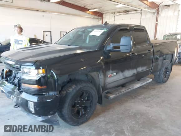 2017 Chevrolet Silverado 1500 LT z VIN 1GCVKREC4HZ133164, wystawiony jako IAAI lot #43224307 z przebiegiem 136 474 mil mil oraz . Historia ofert i sprzedaży dostępna na DreamBid. Obrazek 2.
