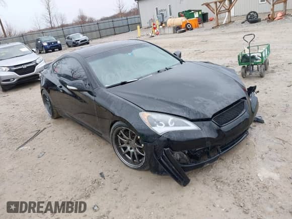 2010 Hyundai Genesis Coupe Grand Touring z VIN KMHHU6KH1AU004951, wystawiony jako IAAI lot #41698432 z przebiegiem 129 631 mil mil oraz . Historia ofert i sprzedaży dostępna na DreamBid. Obrazek 1.