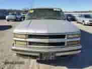 1996 Chevrolet Suburban z VIN 3GNFK16R8TG110205, wystawiony jako Copart lot #42637725 z przebiegiem 308 900 mil mil oraz Czysty tytuł • Clean title. Historia ofert i sprzedaży dostępna na DreamBid. Obrazek 5.