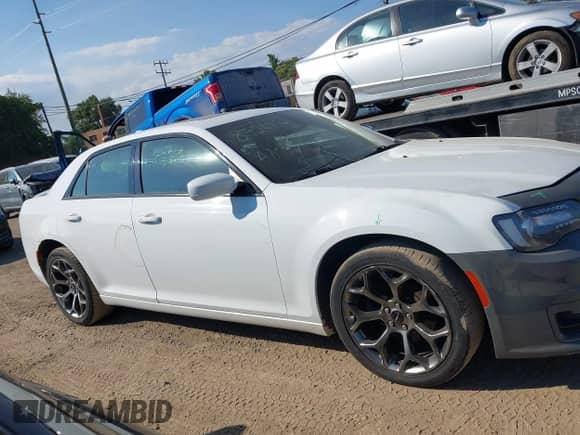 2015 Chrysler 300 S с VIN 2C3CCABG4FH872498, выставлен на аукционе IAAI как лот 43212179 с пробегом 164 512 миль миль и . История ставок и продаж доступна на DreamBid. Изображение 13.