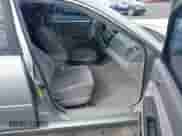 2005 Toyota Camry LE z VIN 4T1BE30K45U526897, wystawiony jako IAAI lot #43312206 z przebiegiem 215 644 mil mil oraz . Historia ofert i sprzedaży dostępna na DreamBid. Obrazek 5.