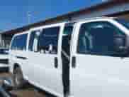 2018 Chevrolet Express Passenger LT z VIN 1GAZGPFPXJ1234974, wystawiony jako IAAI lot #41753701 z przebiegiem 190 343 mil mil oraz . Historia ofert i sprzedaży dostępna na DreamBid. Obrazek 13.