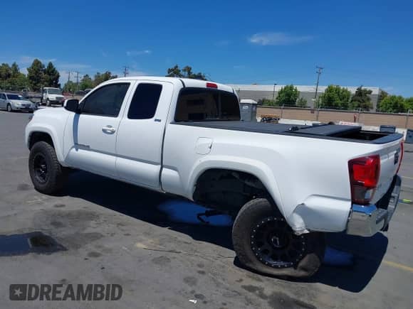 2018 Toyota Tacoma SR5 z VIN 5TFSZ5AN7JX125771, wystawiony jako IAAI lot #42783782 z przebiegiem 152 340 mil mil oraz . Historia ofert i sprzedaży dostępna na DreamBid. Obrazek 3.