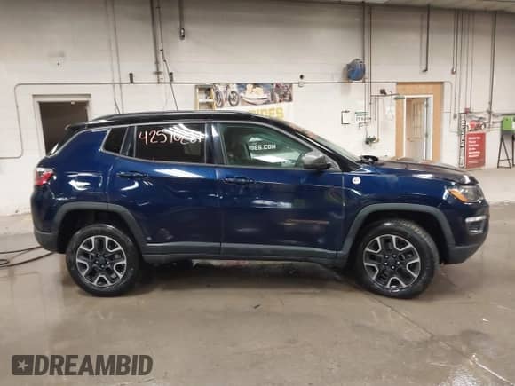2019 Jeep Compass Trailhawk z VIN 3C4NJDDB0KT709054, wystawiony jako IAAI lot #42576287 z przebiegiem 113 796 mil mil oraz . Historia ofert i sprzedaży dostępna na DreamBid. Obrazek 13.