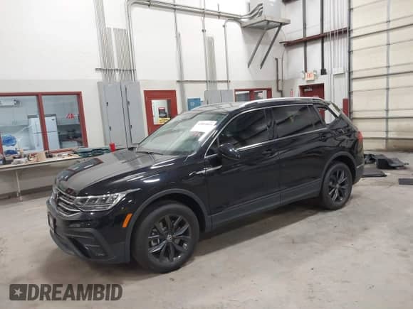 2024 Volkswagen Tiguan SE с VIN 3VVMB7AX6RM176241, выставлен на аукционе IAAI как лот 43055093 с пробегом 2 277 миль миль и . История ставок и продаж доступна на DreamBid. Изображение 2.