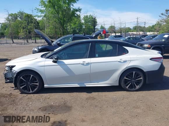 2018 Toyota Camry XSE z VIN 4T1B61HK5JU157242, wystawiony jako IAAI lot #42223076 z przebiegiem 116 738 mil mil oraz . Historia ofert i sprzedaży dostępna na DreamBid. Obrazek 14.