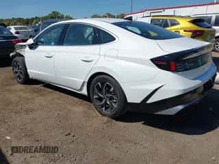 2025 Hyundai Sonata SEL z VIN KMHL64JA9SA503934, wystawiony jako IAAI lot #43190998 z przebiegiem 1 818 mil mil oraz . Historia ofert i sprzedaży dostępna na DreamBid. Obrazek 3.