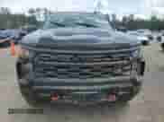 2024 Chevrolet Silverado 1500 Custom Trail Boss z VIN 3GCUDCE86RG359836, wystawiony jako Copart lot #54932715 z przebiegiem Nie podano mil oraz Szkoda całkowita • Salvage title. Historia ofert i sprzedaży dostępna na DreamBid. Obrazek 5.