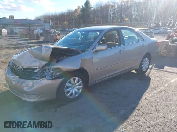 2005 Toyota Camry XLE z VIN 4T1BE30K15U954717, wystawiony jako IAAI lot #43494488 z przebiegiem 88 907 mil mil oraz . Historia ofert i sprzedaży dostępna na DreamBid. Obrazek 2.