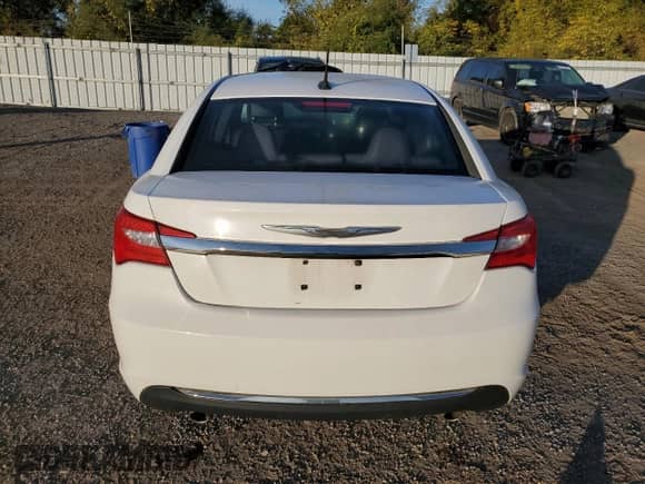 2013 Chrysler 200 Touring z VIN 1C3CCBBG0DN697015, wystawiony jako Copart lot #85928205 z przebiegiem Nie podano mil oraz Szkoda całkowita • Salvage title. Historia ofert i sprzedaży dostępna na DreamBid. Obrazek 6.