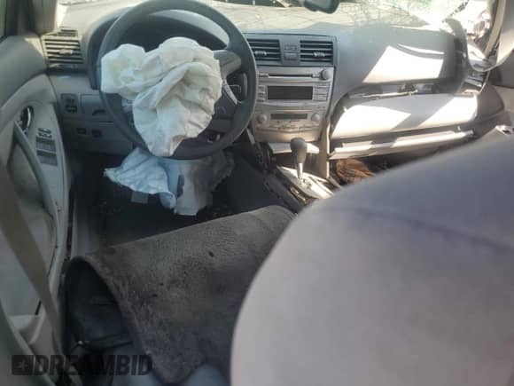 2010 Toyota Camry z VIN 4T1BB3EK6AU116999, wystawiony jako Copart lot #80714395 z przebiegiem Nie podano mil oraz Szkoda całkowita • Salvage title. Historia ofert i sprzedaży dostępna na DreamBid. Obrazek 8.