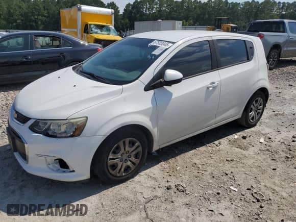 2017 Chevrolet Sonic LT z VIN 1G1JG6SH8H4172859, wystawiony jako Copart lot #67503045 z przebiegiem 130 745 mil mil oraz Czysty tytuł • Clean title. Historia ofert i sprzedaży dostępna na DreamBid. Obrazek 1.