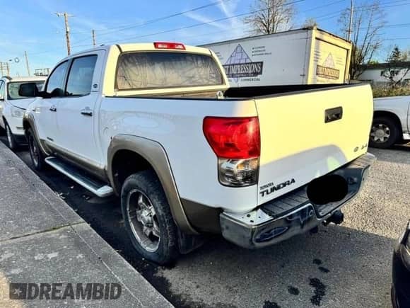 2008 Toyota Tundra Limited z VIN 5TFDV58168X073440, wystawiony jako Copart lot #52966805 z przebiegiem Nie podano mil oraz Czysty tytuł • Clean title. Historia ofert i sprzedaży dostępna na DreamBid. Obrazek 3.