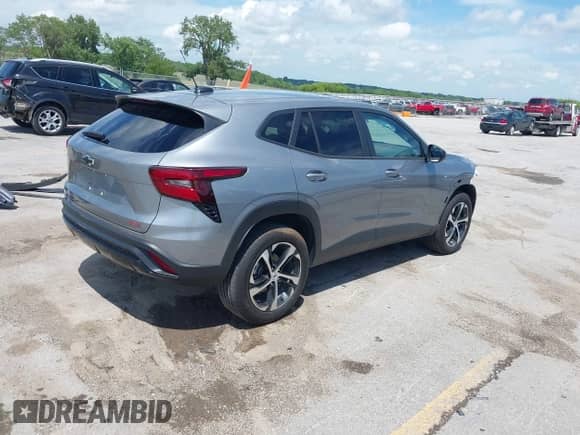 2025 Chevrolet Trax 1RS с VIN KL77LGEP5SC226635, выставлен на аукционе IAAI как лот 42590405 с пробегом 7 546 миль миль и . История ставок и продаж доступна на DreamBid. Изображение 4.