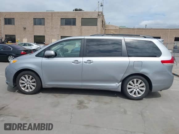 2014 Toyota Sienna LE z VIN 5TDJK3DC1ES080711, wystawiony jako IAAI lot #41910679 z przebiegiem 118 788 mil mil oraz . Historia ofert i sprzedaży dostępna na DreamBid. Obrazek 14.