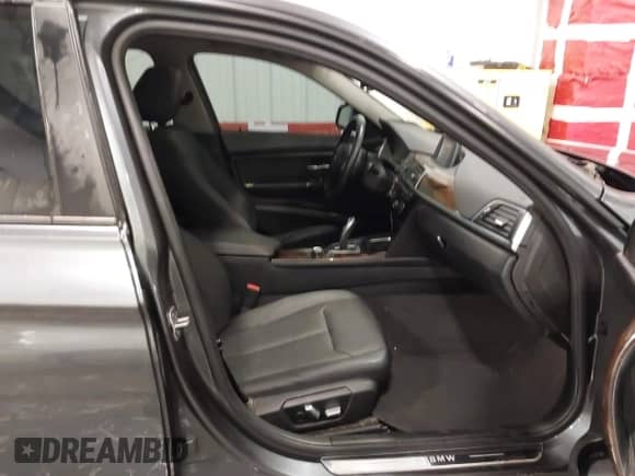 2016 BMW 3 Series 320i xDrive z VIN WBA8A3C54GK690758, wystawiony jako IAAI lot #42824903 z przebiegiem 162 948 mil mil oraz . Historia ofert i sprzedaży dostępna na DreamBid. Obrazek 5.