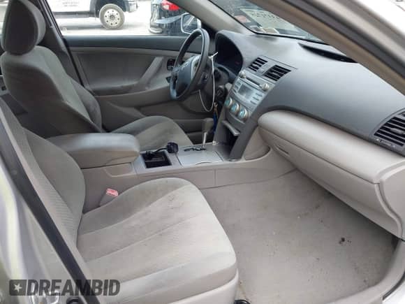 2007 Toyota Camry CE z VIN 4T1BE46K07U506100, wystawiony jako IAAI lot #43371728 z przebiegiem 103 537 mil mil oraz . Historia ofert i sprzedaży dostępna na DreamBid. Obrazek 5.