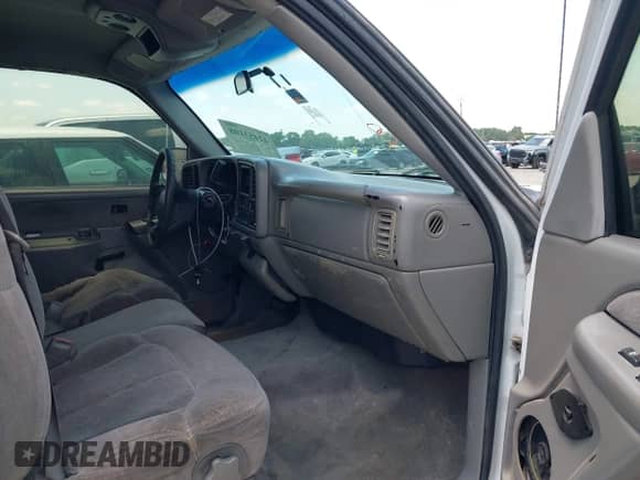 2000 Chevrolet Silverado 1500 LS z VIN 1GCEC19V9YZ170074, wystawiony jako IAAI lot #42453108 z przebiegiem 354 305 mil mil oraz . Historia ofert i sprzedaży dostępna na DreamBid. Obrazek 5.