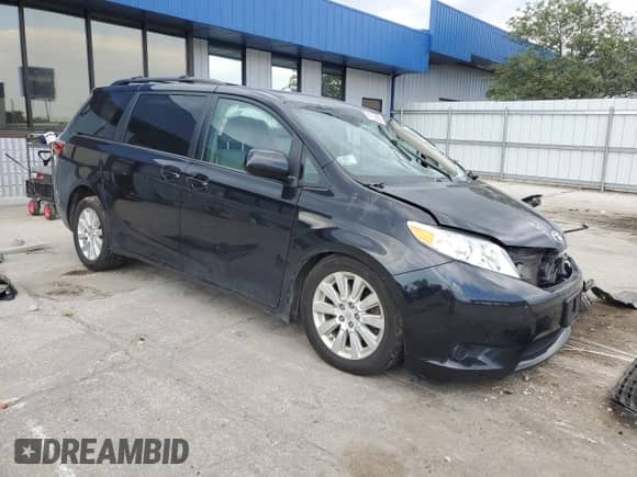 2015 Toyota Sienna LE z VIN 5TDJK3DC4FS114626, wystawiony jako Copart lot #67738895 z przebiegiem Nie podano mil oraz Szkoda całkowita • Salvage title. Historia ofert i sprzedaży dostępna na DreamBid. Obrazek 4.