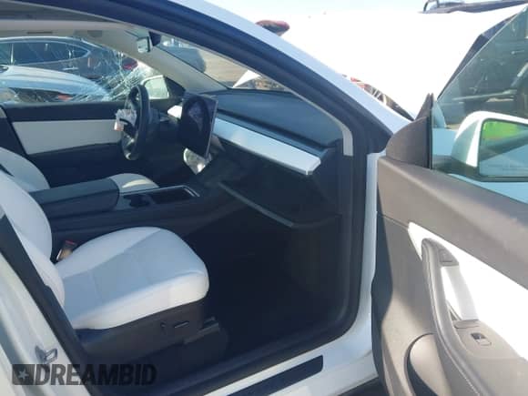 2022 Tesla Model Y Long Range z VIN 7SAYGDEEXNF418006, wystawiony jako IAAI lot #43267037 z przebiegiem 36 028 mil mil oraz . Historia ofert i sprzedaży dostępna na DreamBid. Obrazek 5.