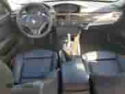 2009 BMW 3 Series 328i z VIN WBAPH57509NM33658, wystawiony jako Copart lot #87113435 z przebiegiem 103 491 mil mil oraz Szkoda całkowita • Salvage title. Historia ofert i sprzedaży dostępna na DreamBid. Obrazek 8.