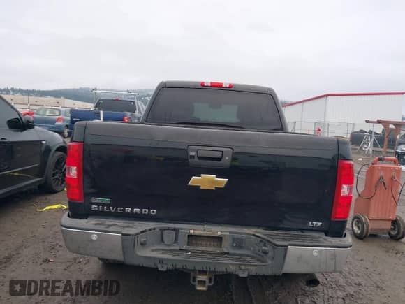 2011 Chevrolet Silverado 1500 LTZ z VIN 3GCPKTE27BG375676, wystawiony jako IAAI lot #41205671 z przebiegiem 124 058 mil mil oraz . Historia ofert i sprzedaży dostępna na DreamBid. Obrazek 17.