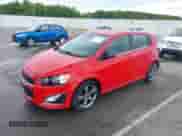 2013 Chevrolet Sonic RS z VIN 1G1JH6SB5D4158355, wystawiony jako IAAI lot #42234638 z przebiegiem 164 870 mil mil oraz . Historia ofert i sprzedaży dostępna na DreamBid. Obrazek 2.