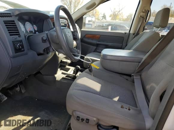 2006 Dodge 2500 SLT z VIN 1D7KS28D06J236212, wystawiony jako Copart lot #81239144 z przebiegiem 134 379 mil mil oraz Szkoda całkowita • Salvage title. Historia ofert i sprzedaży dostępna na DreamBid. Obrazek 7.